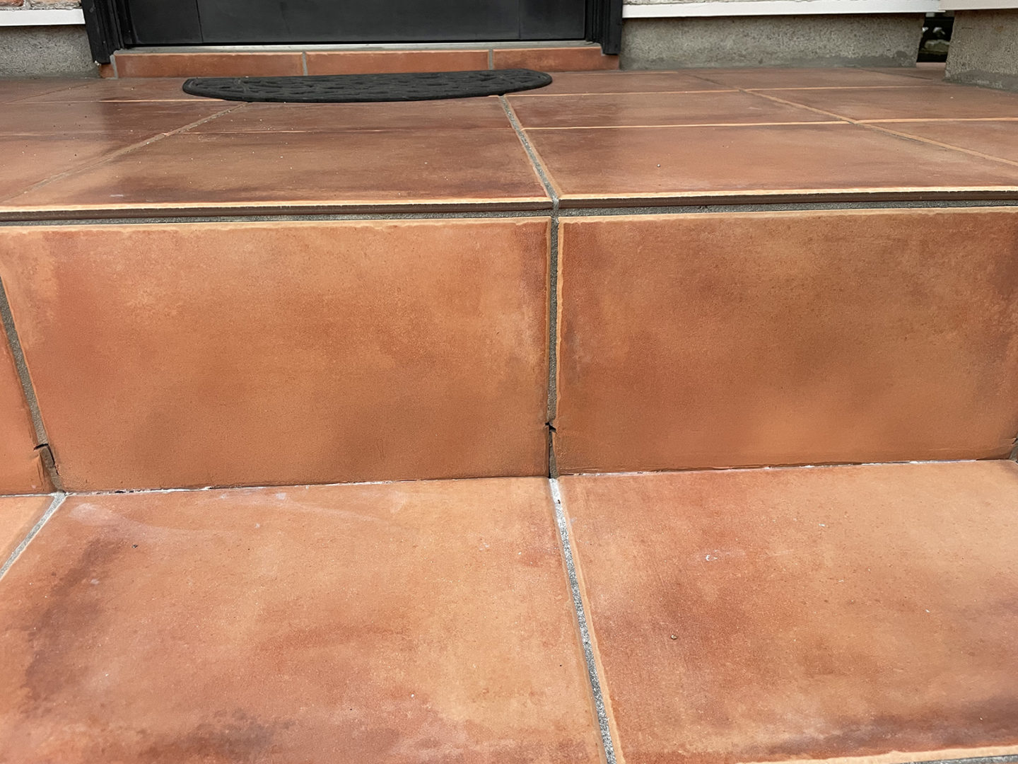 横浜市_玄関ポーチタイル補修工事_施工前