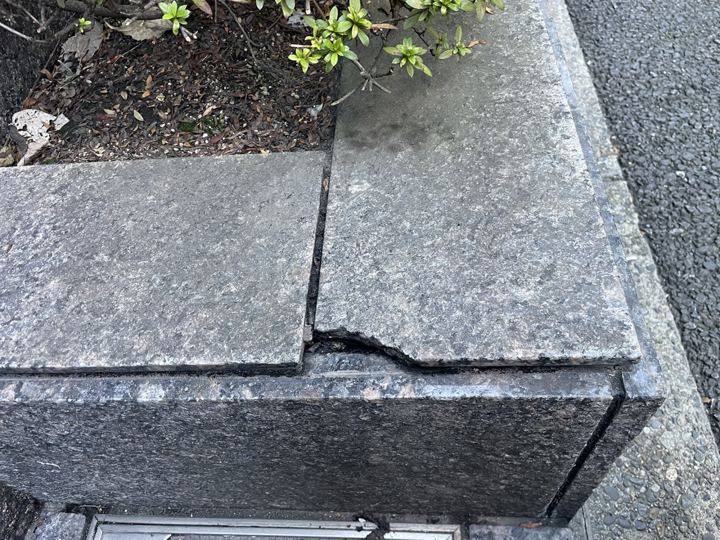 東京都千代田区_外壁タイル・石材補修_施工前