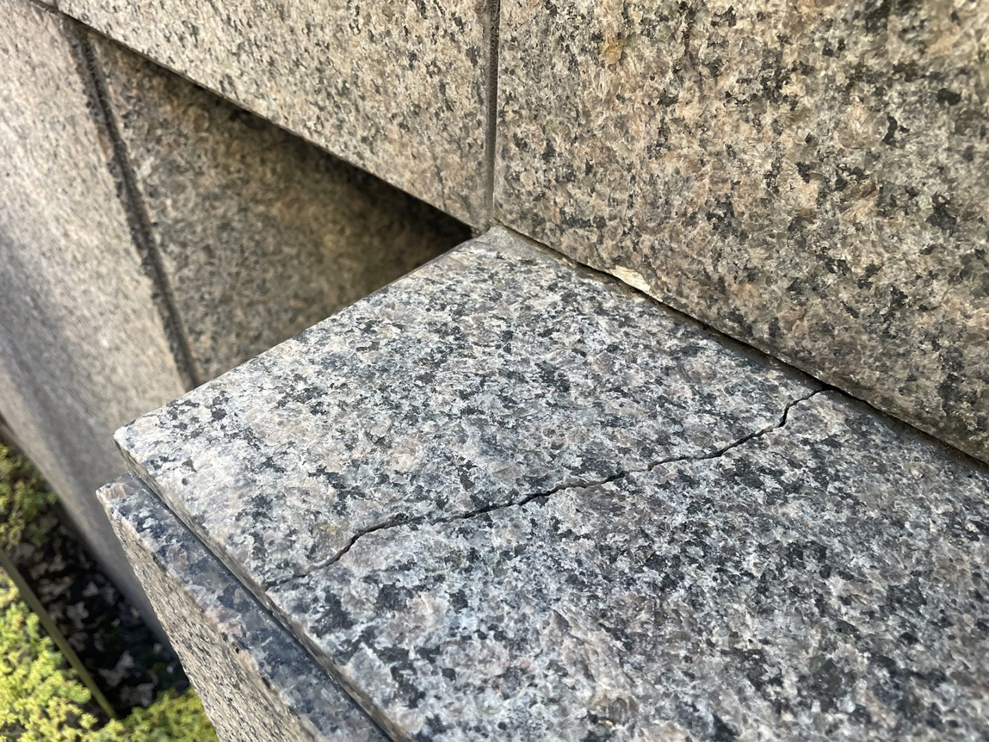 東京都千代田区_外壁タイル・石材補修_施工前