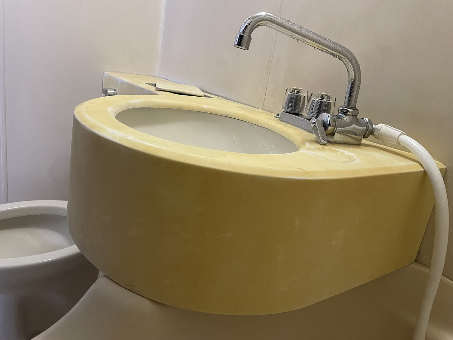 杉並区_浴室洗面台と壁面の再生塗装工事_施工中