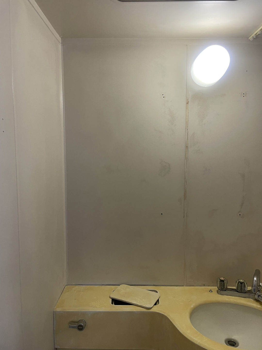 杉並区_浴室洗面台と壁面の再生塗装工事_施工中